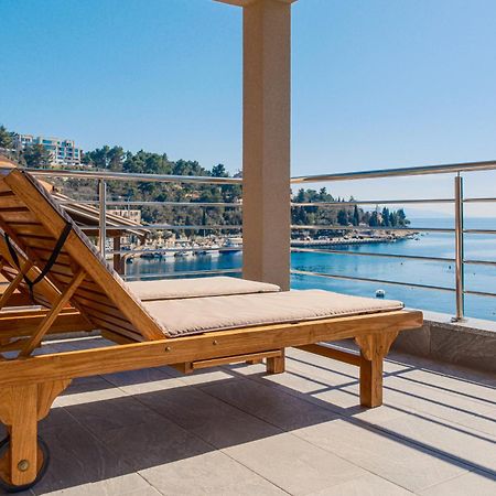 Seafront 2-Bedroom Apartment Nika - Rabac Bagian luar foto