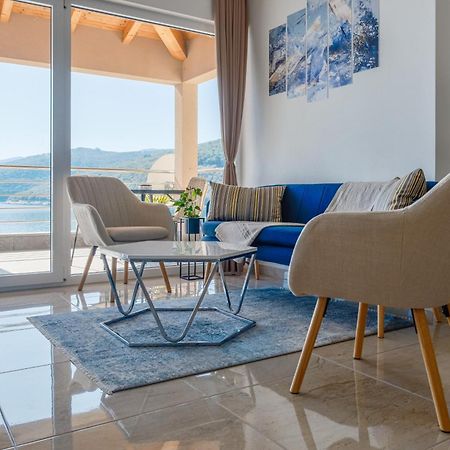 Seafront 2-Bedroom Apartment Nika - Rabac Bagian luar foto