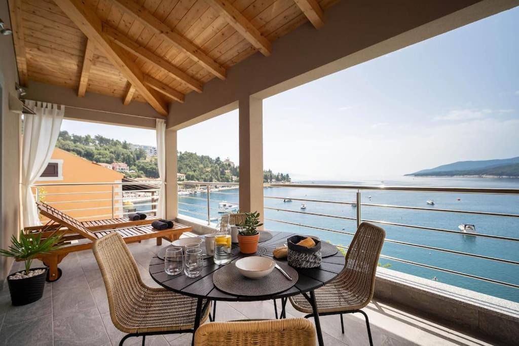 Seafront 2-Bedroom Apartment Nika - Rabac Bagian luar foto
