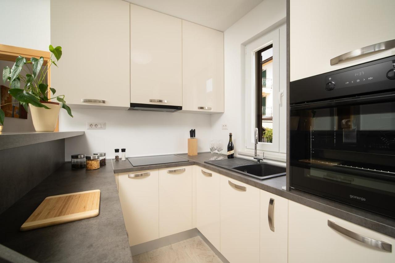 Seafront 2-Bedroom Apartment Nika - Rabac Bagian luar foto