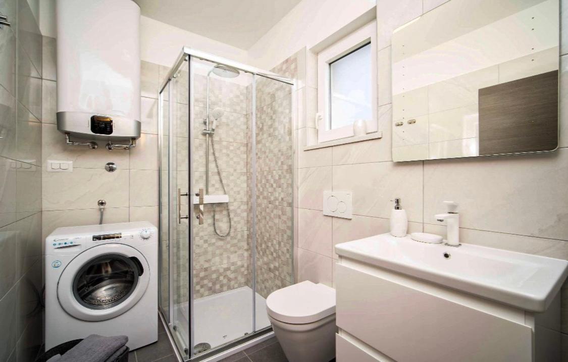 Seafront 2-Bedroom Apartment Nika - Rabac Bagian luar foto