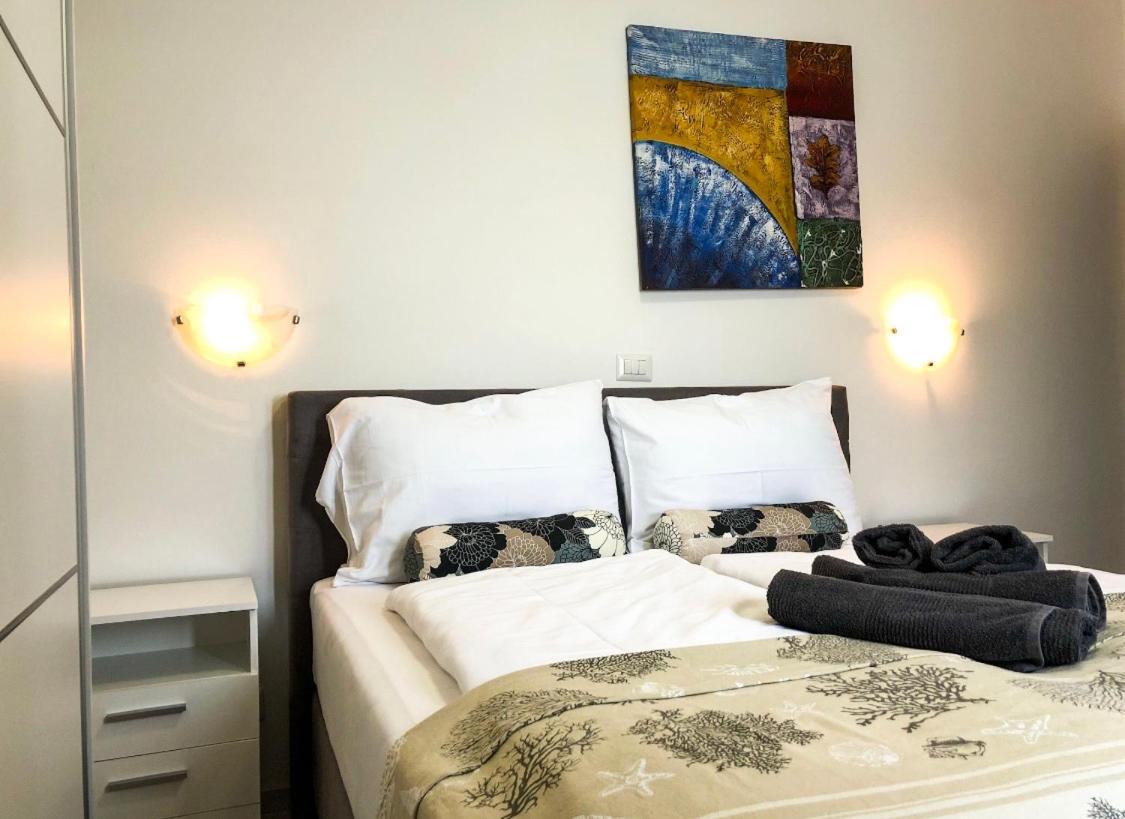 Seafront 2-Bedroom Apartment Nika - Rabac Bagian luar foto