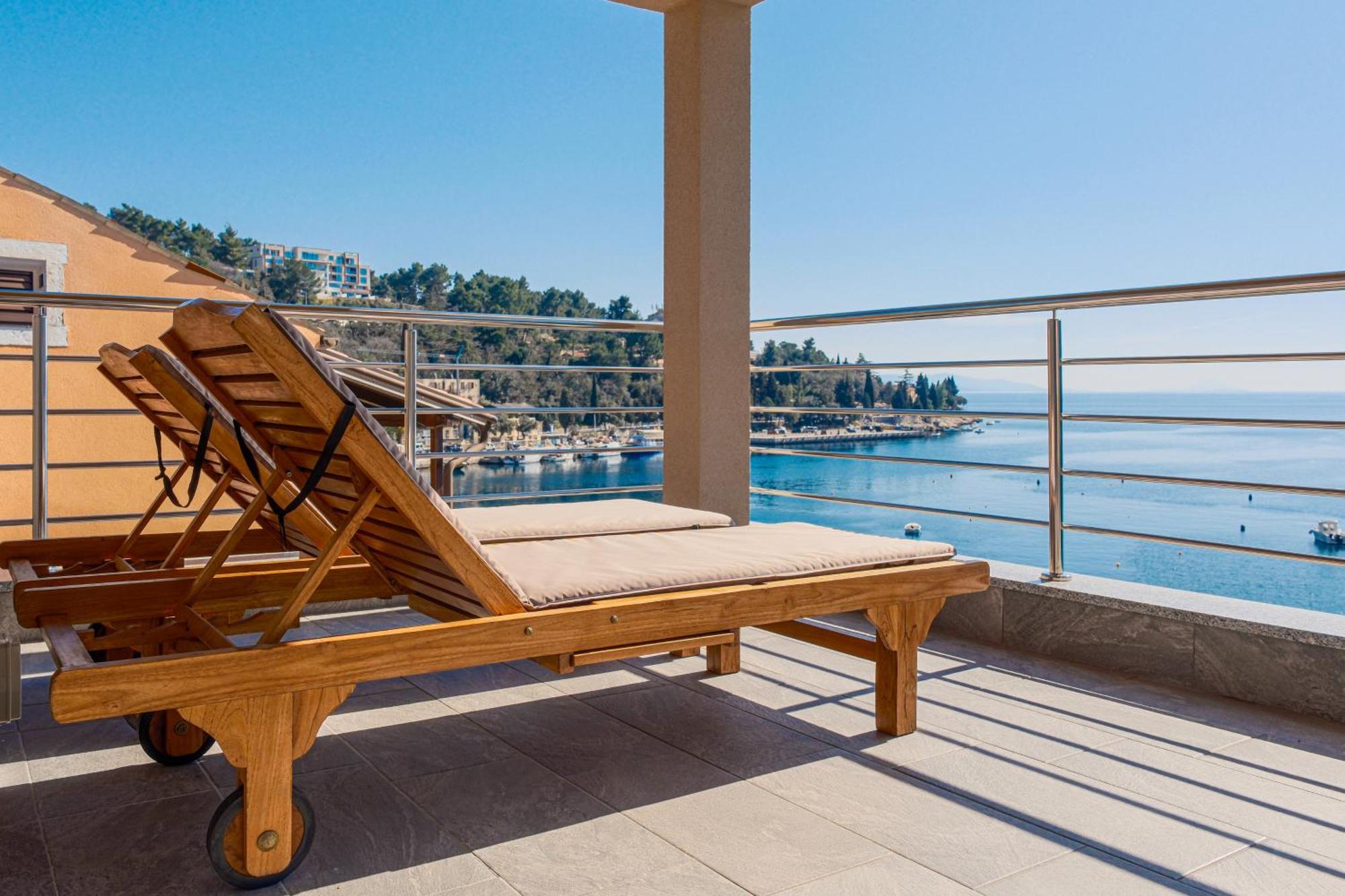 Seafront 2-Bedroom Apartment Nika - Rabac Bagian luar foto