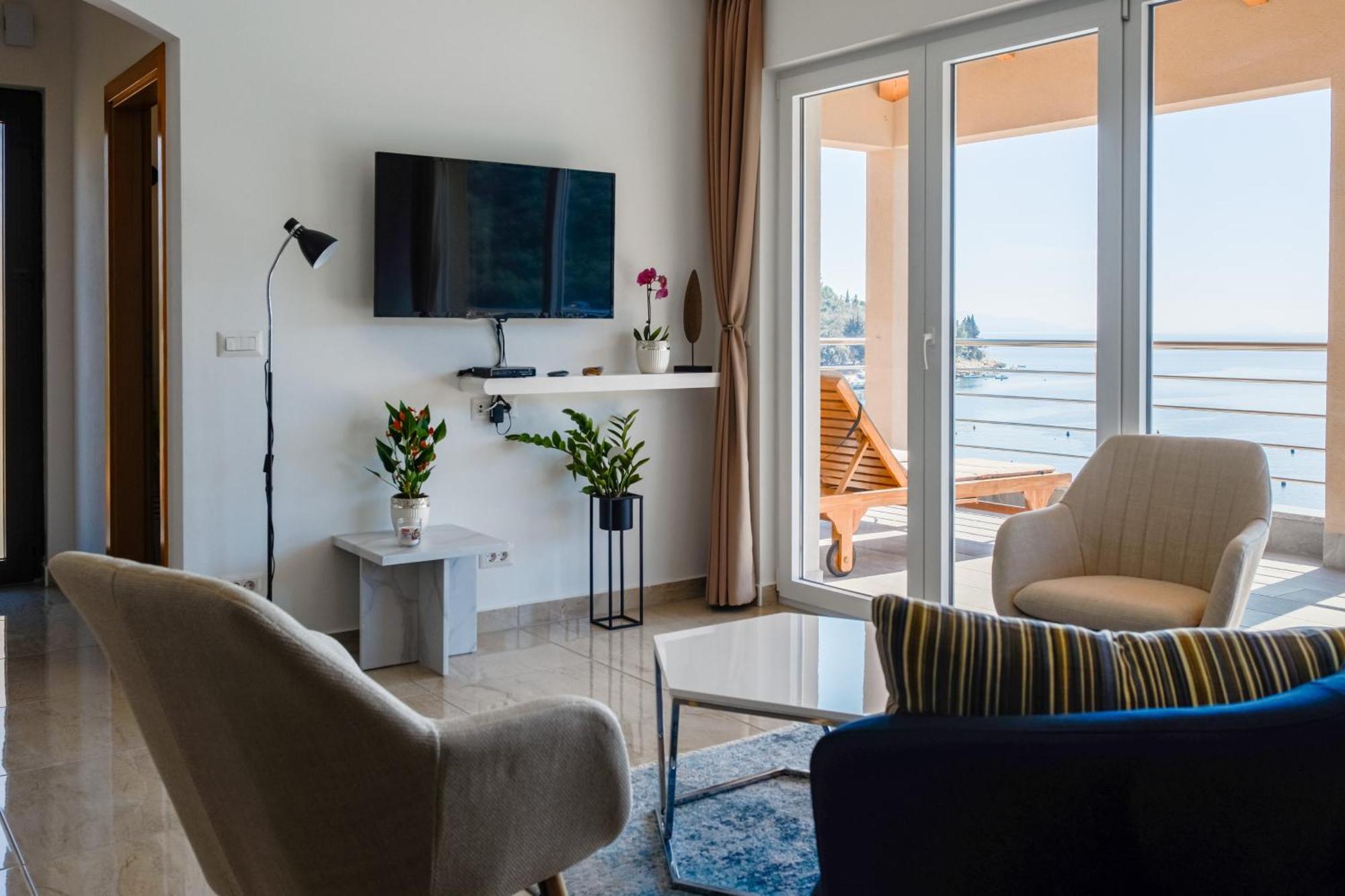 Seafront 2-Bedroom Apartment Nika - Rabac Bagian luar foto