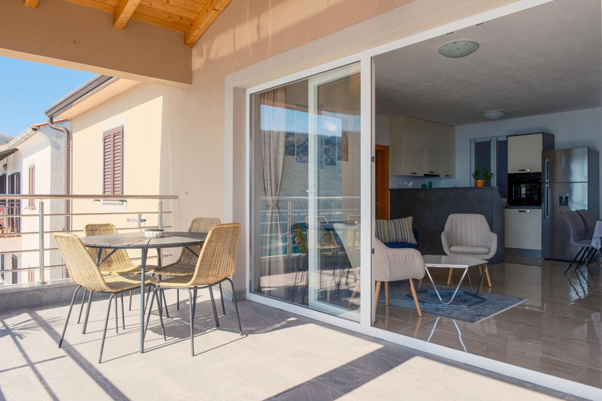Seafront 2-Bedroom Apartment Nika - Rabac Bagian luar foto